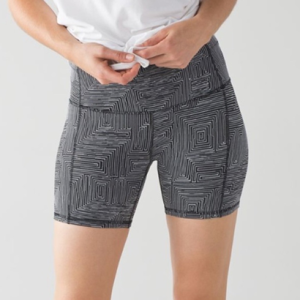Lululemon Sz 4 Wunder Short 5" In Maze Jacquard White Black *Luon